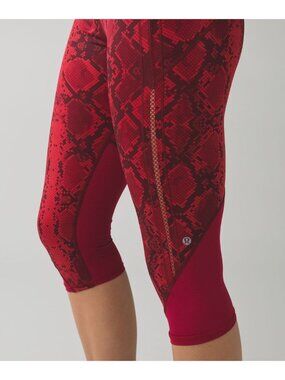Lululemon Vent It Out Crop Leggings Size 6 Red Snake Cranberry Red Capri